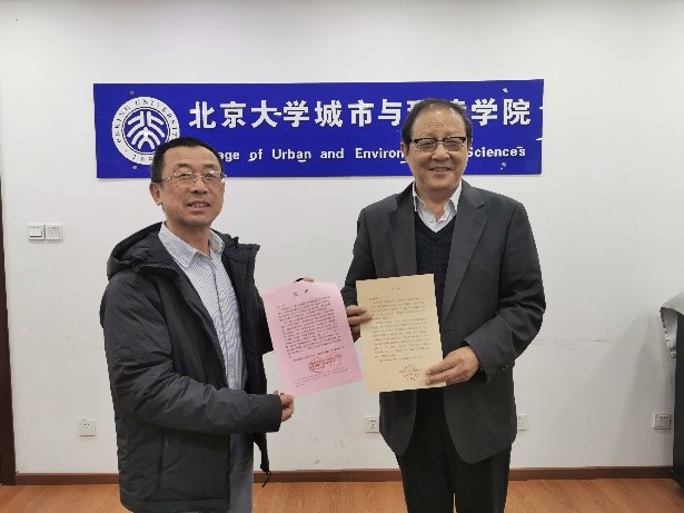 7c9ff0975e624fca90a74d78a935a545.jpg 劉耕年代表學校接受侯仁之星命名公報和賀信.jpg