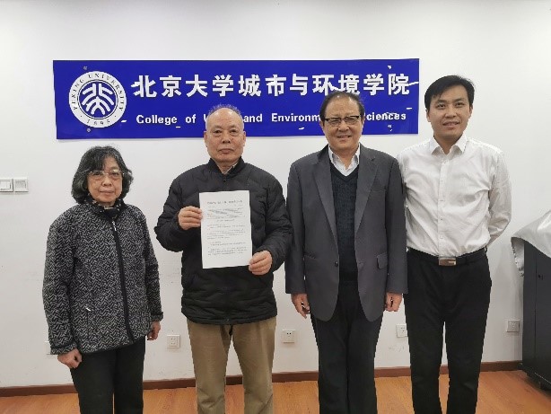 bf53f5b2f20a4667b2b11e47850ceef1.jpg 家屬代表接受侯仁之星命名公報和賀信.jpg