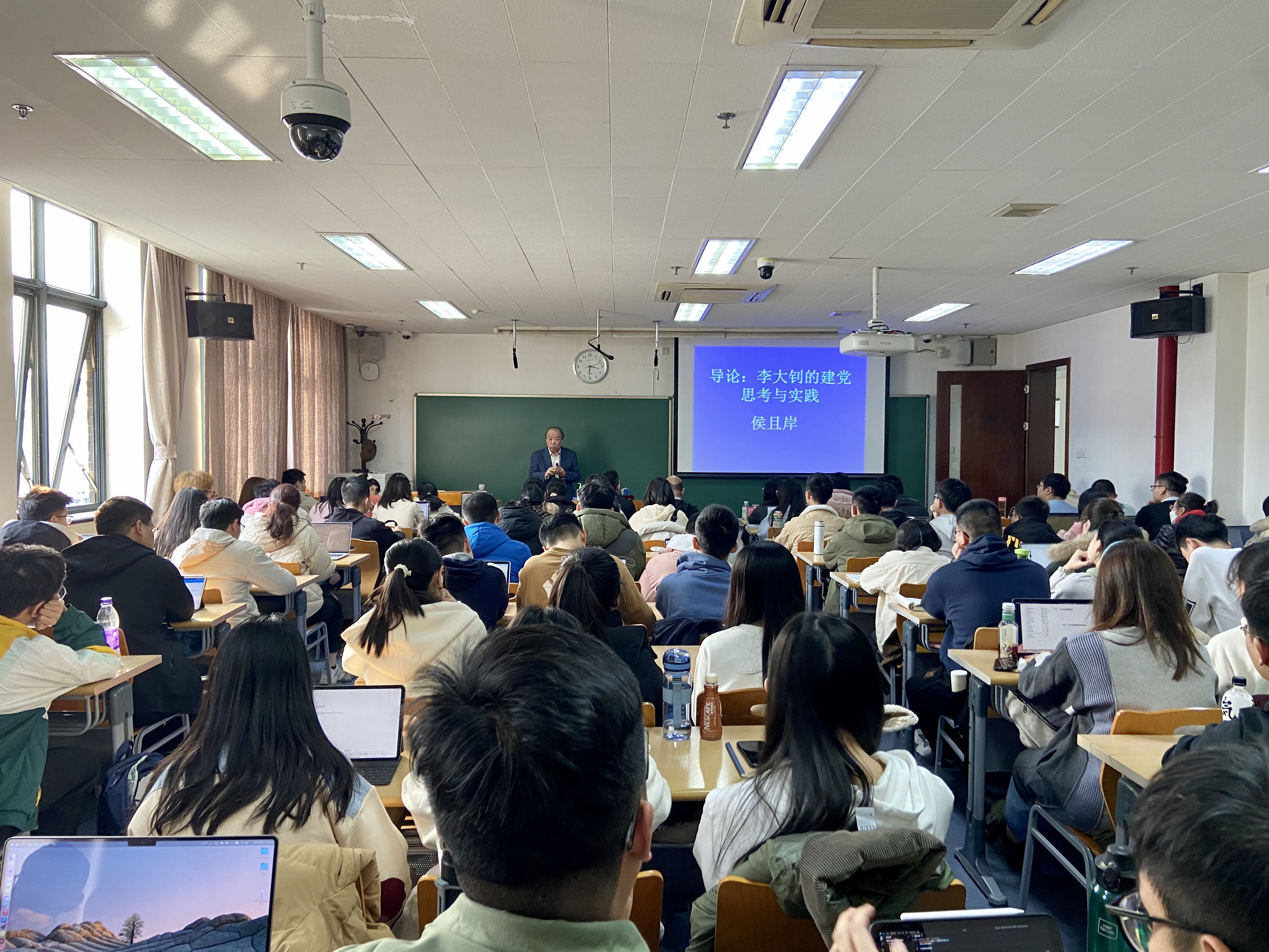 10fa7faff4e54e8fb776b146bd80ee4e.jpg 新聞圖片:侯且岸授課第一講.jpg
