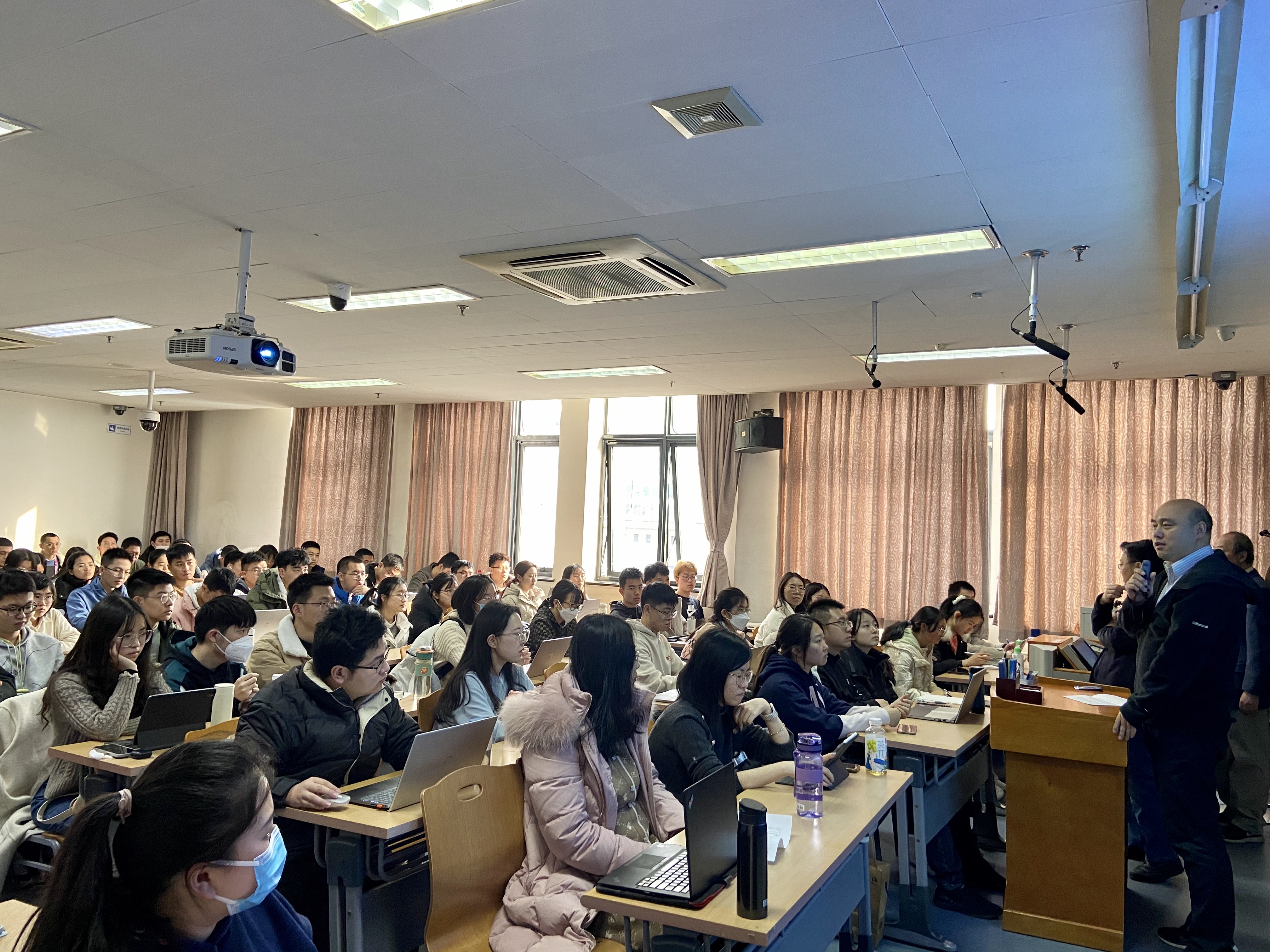 c73db4b07bf34aa08c38d5d6f9df5a4d.jpg 新聞圖片🏮:受朱善璐會長委托 胡俊與學生交流.jpg